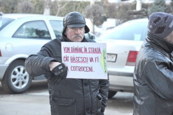 Au reînceput protestele în faţa Prefecturii!